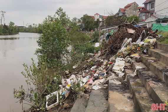 Ô nhiễm rác thải khu vực bờ sông gần chợ Cày