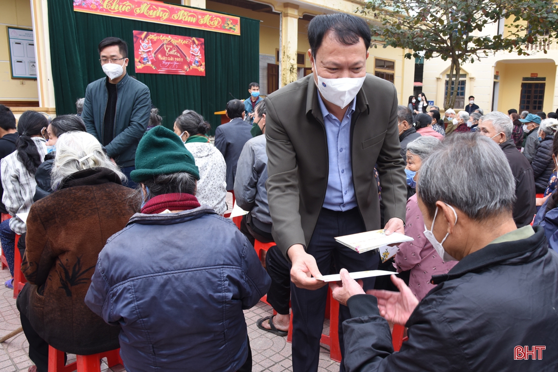 Chủ tịch UBND tỉnh thăm hỏi, tặng quà tết cho người gặp hoàn cảnh khó khăn ở Đức Thọ