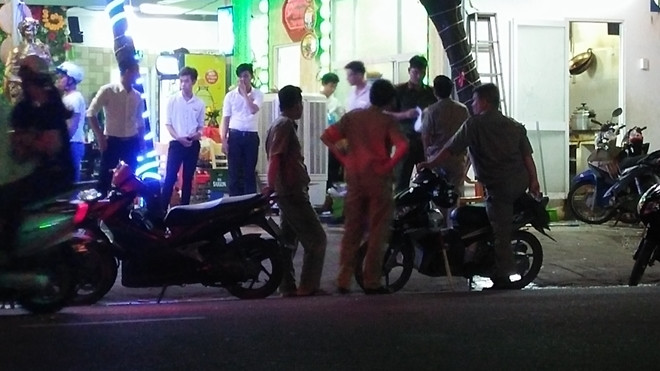 20 thanh nien dap pha nha hang vi ngan can danh nhau