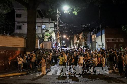 truc thang canh sat tha luu dan xuong toa an toi cao venezuela