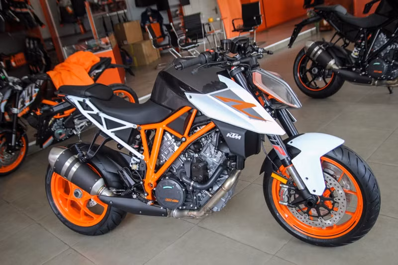 ktm 1290 super duke r 2017 gia 638 trieu dong tai viet nam