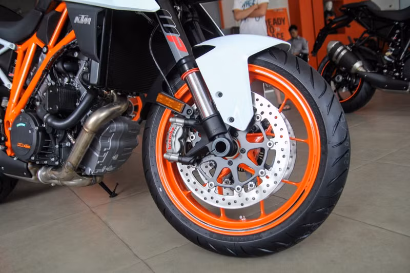 ktm 1290 super duke r 2017 gia 638 trieu dong tai viet nam
