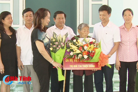trao nha tinh nghia tri gia 134 trieu dong cho me viet nam anh hung