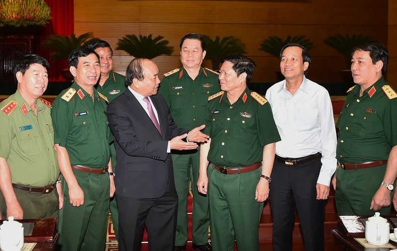 Thủ tướng Nguyễn Xuân Phúc trò chuyện với các đại biểu dự hội nghị. Ảnh: VGP/Quang Hiếu thu tuong nguyen xuan phuc du hoi nghi quan chinh toan quan