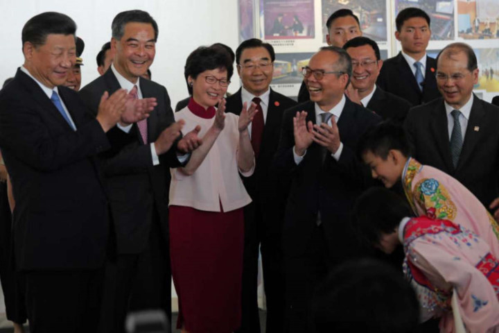 photo chu tich trung quoc tap can binh lan dau cong du hong kong