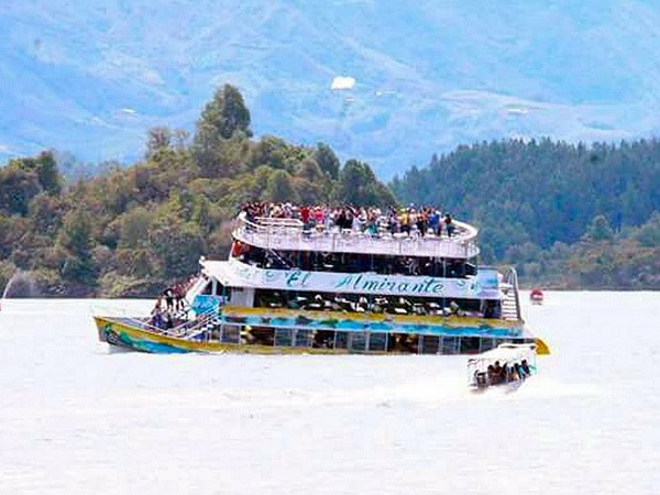 chim tau du lich tai colombia 3 nguoi chet 30 nguoi mat tich