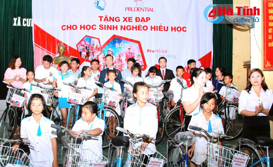 prudential trao tang 35 xe dap cho hoc sinh ngheo hoc gioi