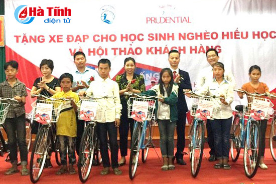 prudential trao tang 35 xe dap cho hoc sinh ngheo hoc gioi