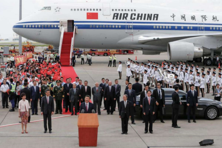 photo chu tich trung quoc tap can binh lan dau cong du hong kong