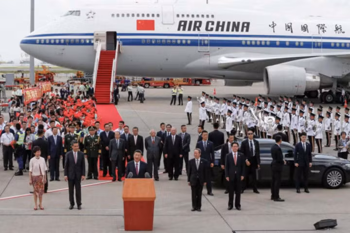 photo chu tich trung quoc tap can binh lan dau cong du hong kong