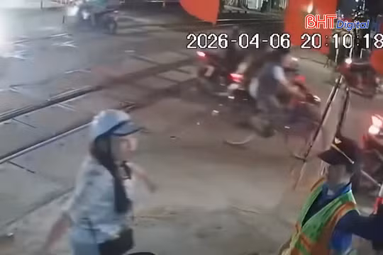 Một phụ nữ hành hung 2 nhân viên gác chắn đang làm nhiệm vụ