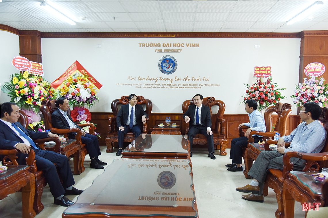 Bí thư Tỉnh ủy chúc mừng ngành GD&ĐT Hà Tĩnh, Trường Đại học Vinh và các Nhà giáo Nhân dân
