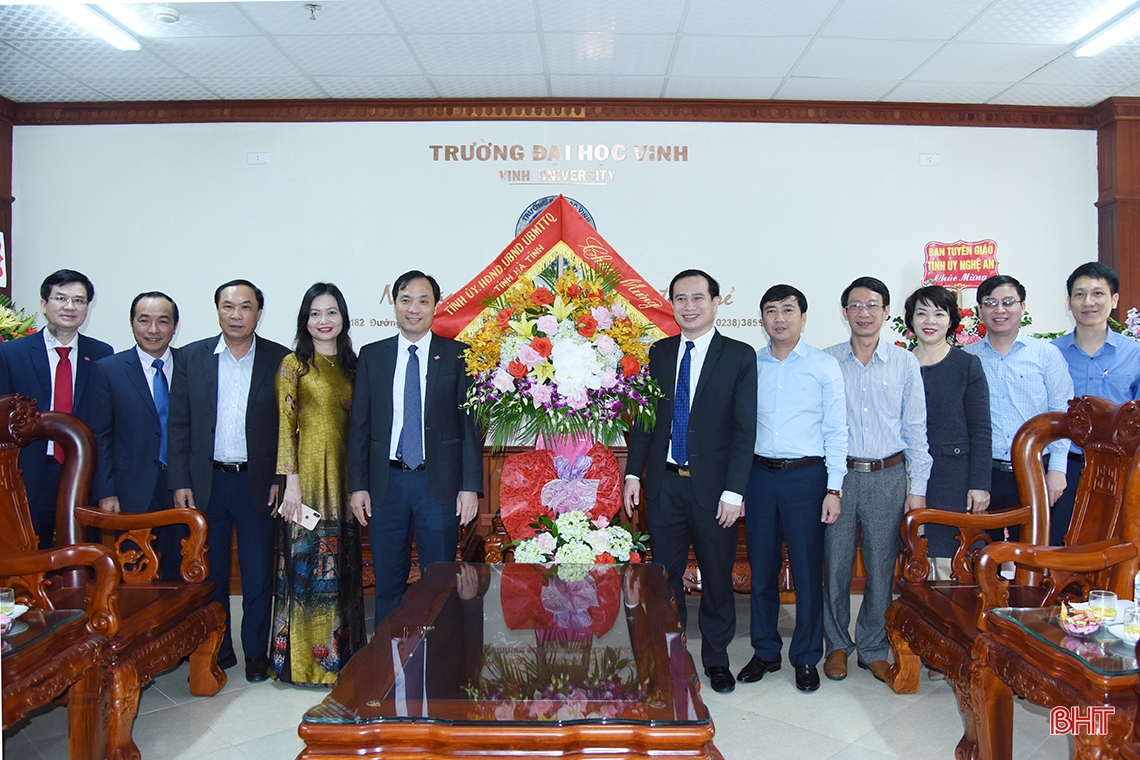 Bí thư Tỉnh ủy chúc mừng ngành GD&ĐT Hà Tĩnh, Trường Đại học Vinh và các Nhà giáo Nhân dân