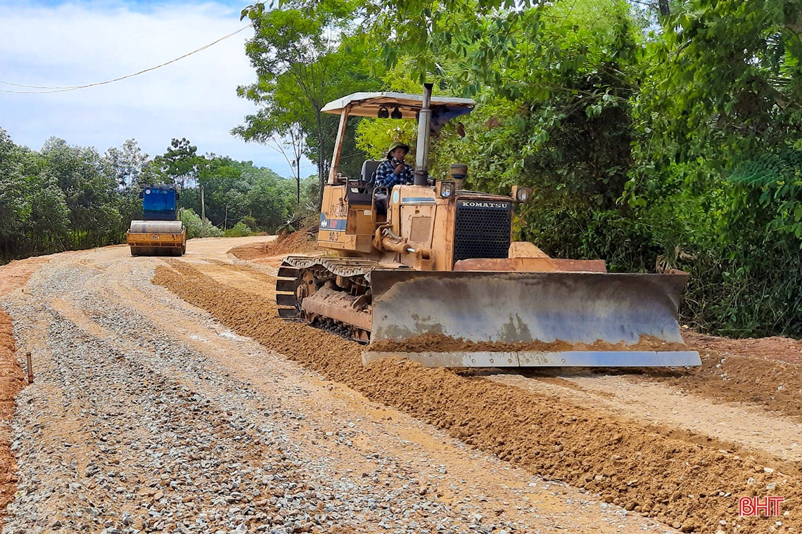 Hà Tĩnh sôi nổi khí thế thi đua trên những công trình chào mừng đại hội Đảng
