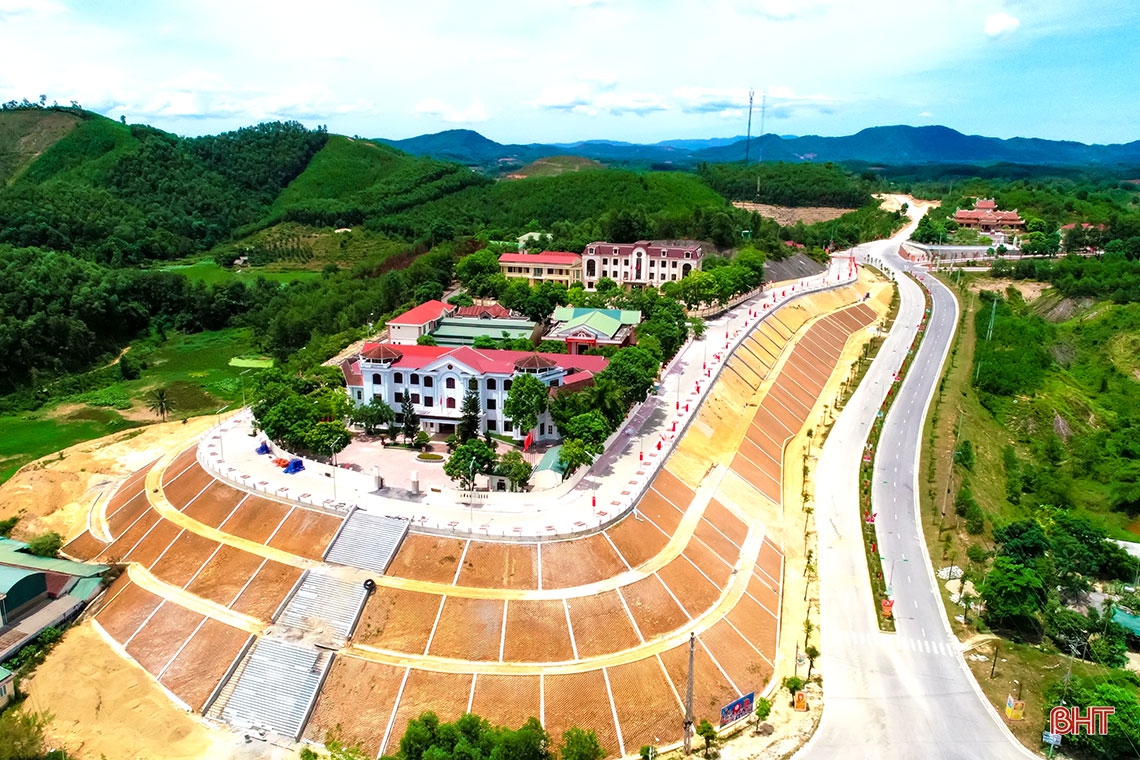 Hà Tĩnh sôi nổi khí thế thi đua trên những công trình chào mừng đại hội Đảng