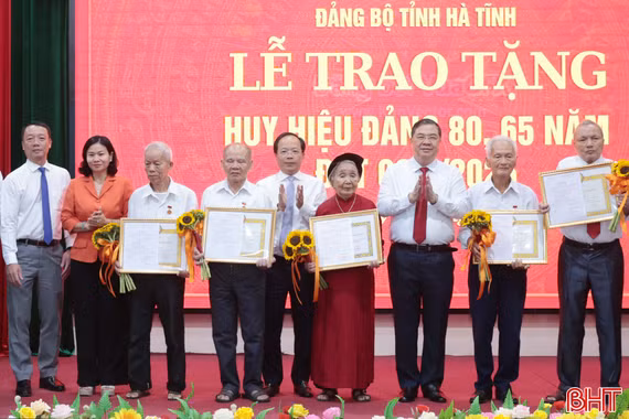 Phó Thủ tướng Thường trực Chính phủ và lãnh đạo Hà Tĩnh trao Huy hiệu Đảng cho các đảng viên