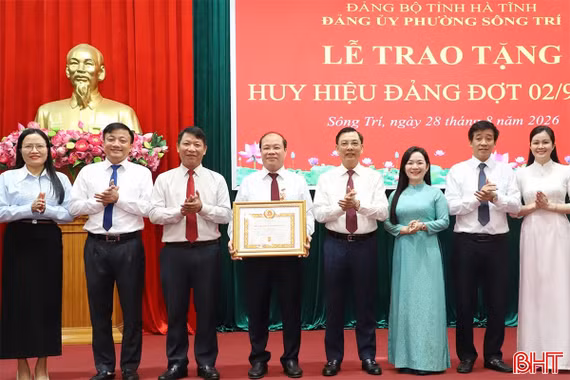 Các địa phương Hà Tĩnh trao Huy hiệu Đảng dịp 2/9