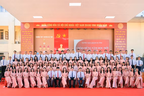 Lấy ý kiến xét tặng danh hiệu Anh hùng Lao động cho Trường THPT Chuyên Hà Tĩnh
