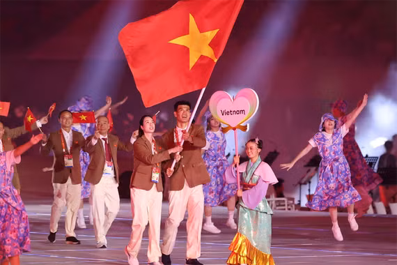 Cầu thủ cao 1,96 m dẫn đầu đoàn Việt Nam ở lễ khai mạc ASIAD 2026
