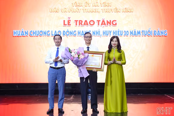 Trao Huân chương Lao động, Huy hiệu 30 năm tuổi Đảng cho cán bộ, đảng viên Báo và PTTH Hà Tĩnh