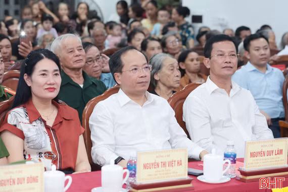 Bí thư Tỉnh ủy Hà Tĩnh chung vui Ngày hội toàn dân bảo vệ ANTQ