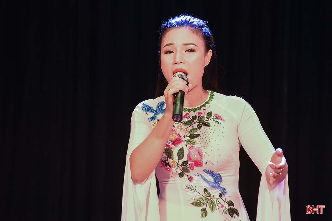Lắng đọng chương trình nghệ thuật kỷ niệm 70 năm thi đua ái quốc