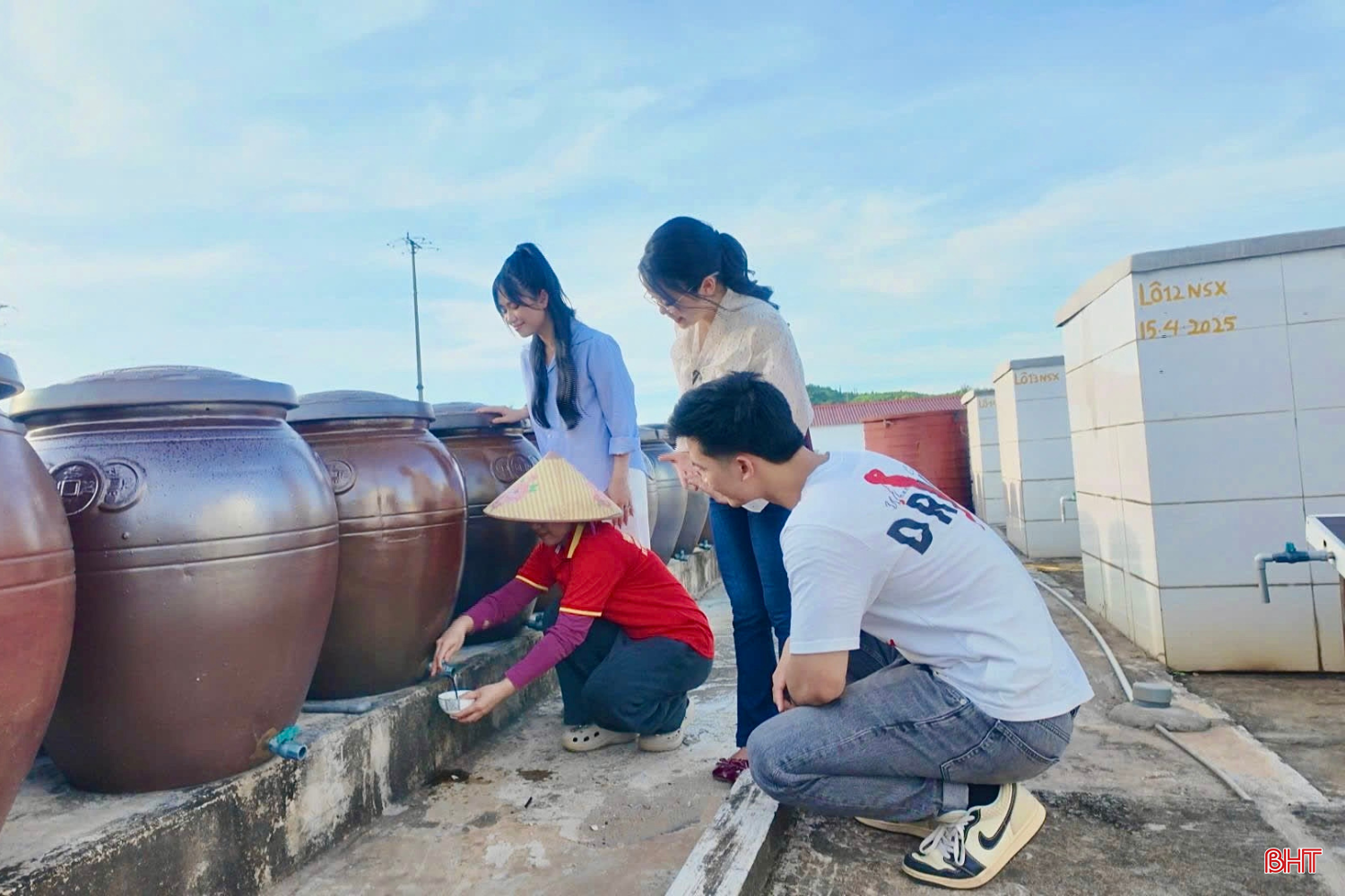 Bên cạnh cảnh sắc thiên nhiên, du khách còn có cơ hội tìm hiểu đời sống lao động và các nghề truyền thống gắn bó lâu đời với cư dân vùng biển.