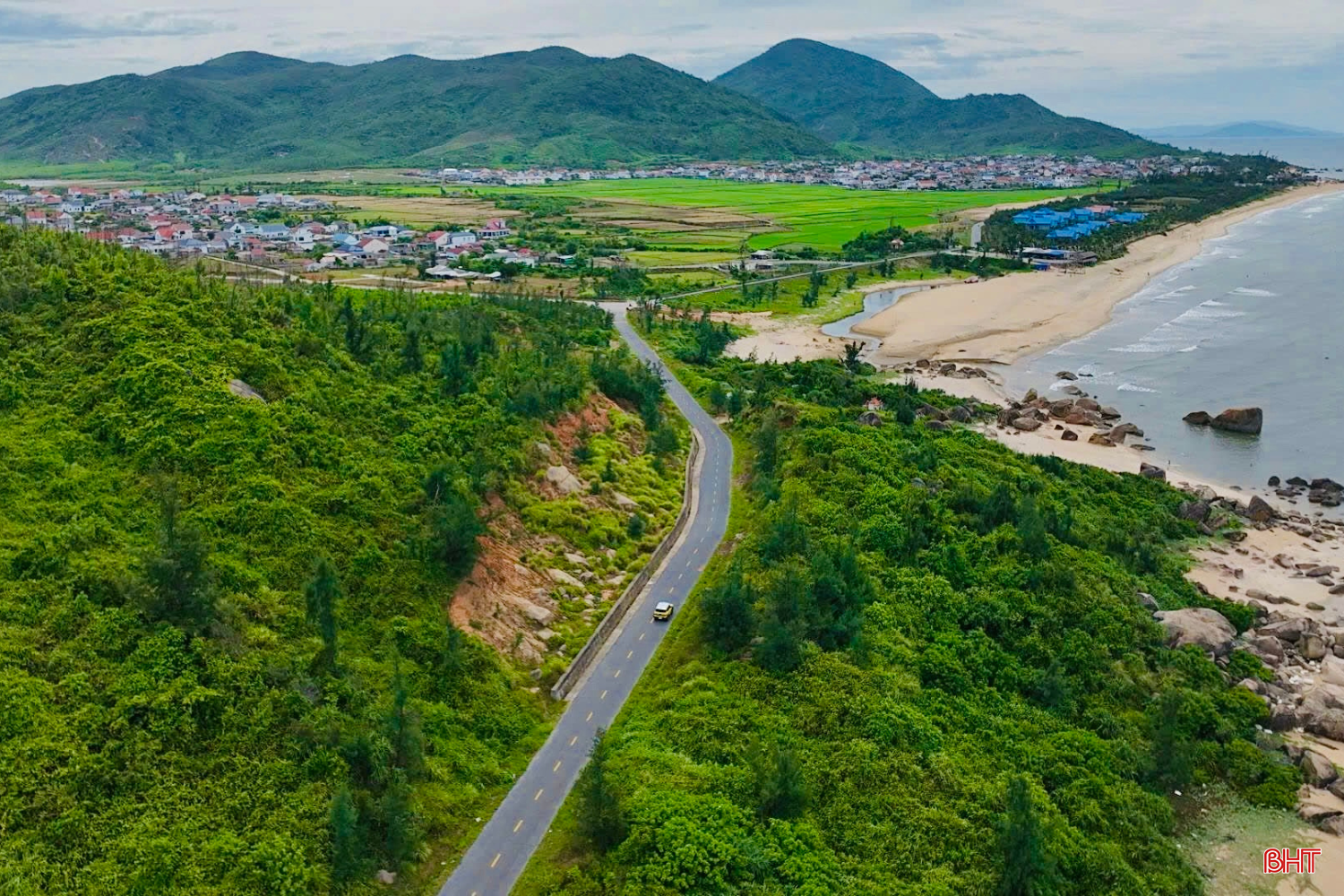 Từ trên cao, cung đường hiện lên như dải lụa mềm vắt qua núi đồi, kết nối biển xanh với những làng quê ven biển yên bình.