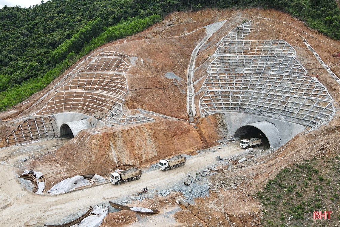Khoét núi thi công hầm đường bộ cao tốc Bắc - Nam qua Hà Tĩnh