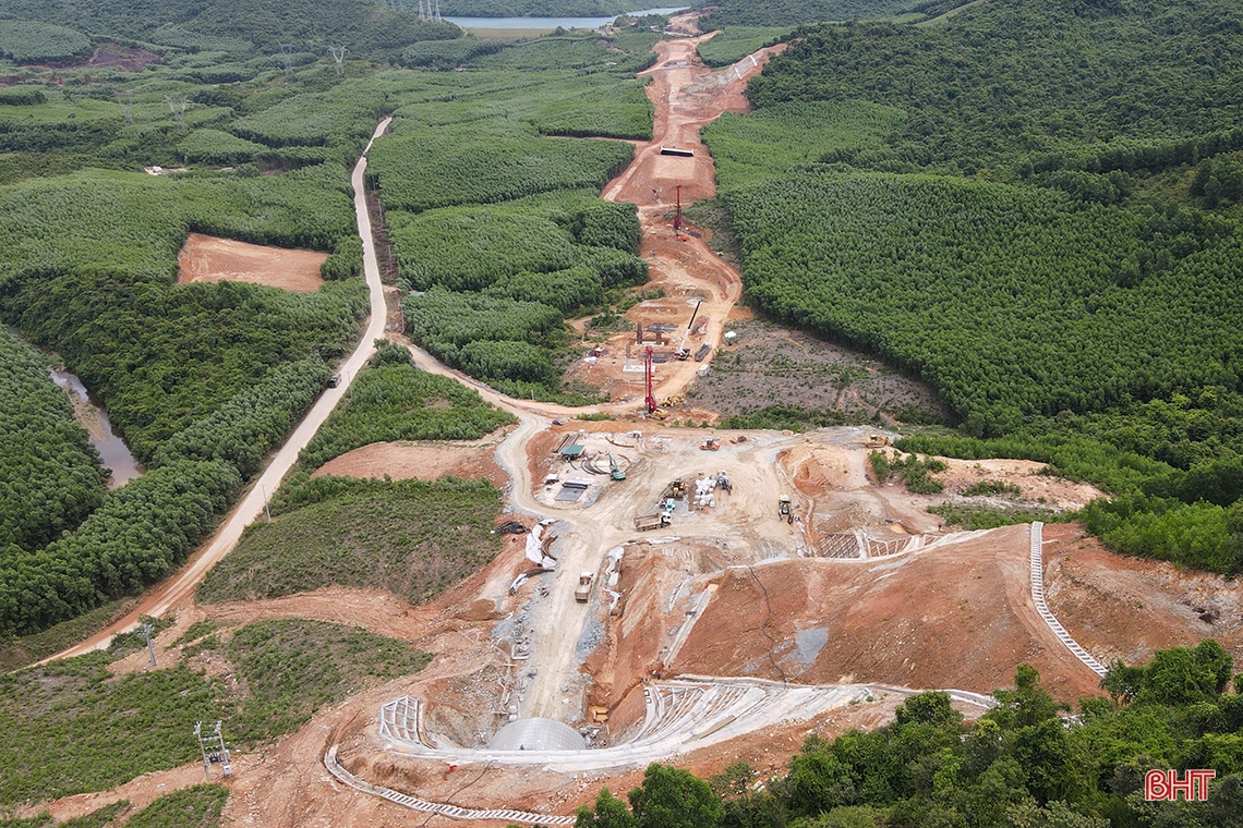 Khoét núi thi công hầm đường bộ cao tốc Bắc - Nam qua Hà Tĩnh