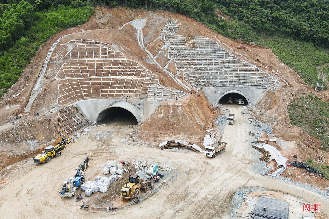 Khoét núi thi công hầm đường bộ cao tốc Bắc - Nam qua Hà Tĩnh
