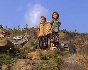 Hai chị em lên nương.