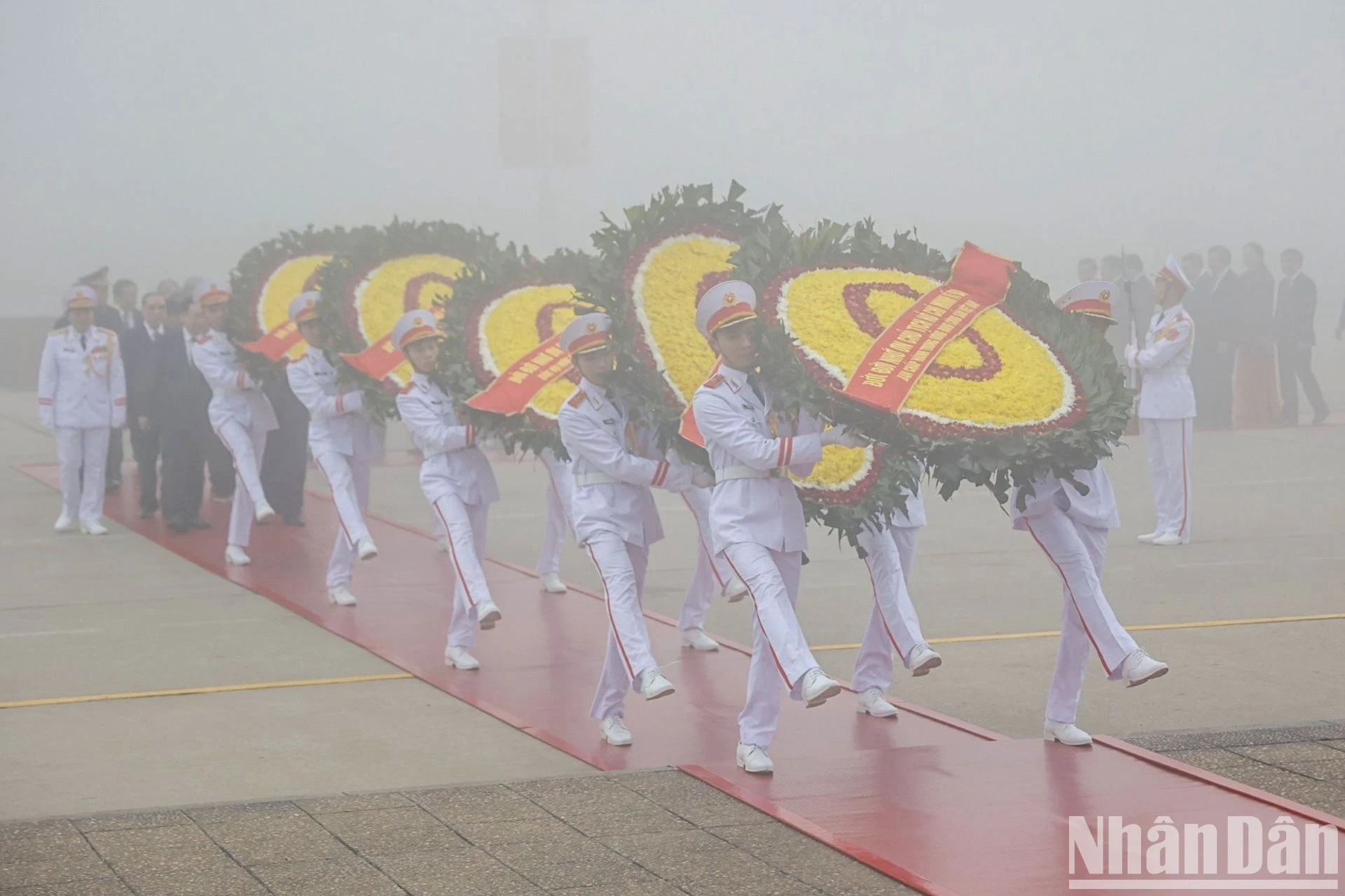 Lãnh đạo Đảng, Nhà nước đặt vòng hoa, vào lăng viếng Chủ tịch Hồ Chí Minh