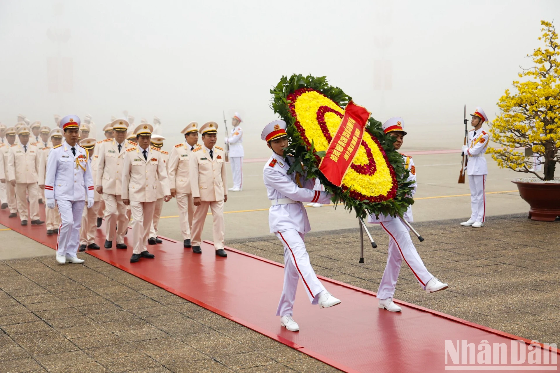 Lãnh đạo Đảng, Nhà nước đặt vòng hoa, vào lăng viếng Chủ tịch Hồ Chí Minh