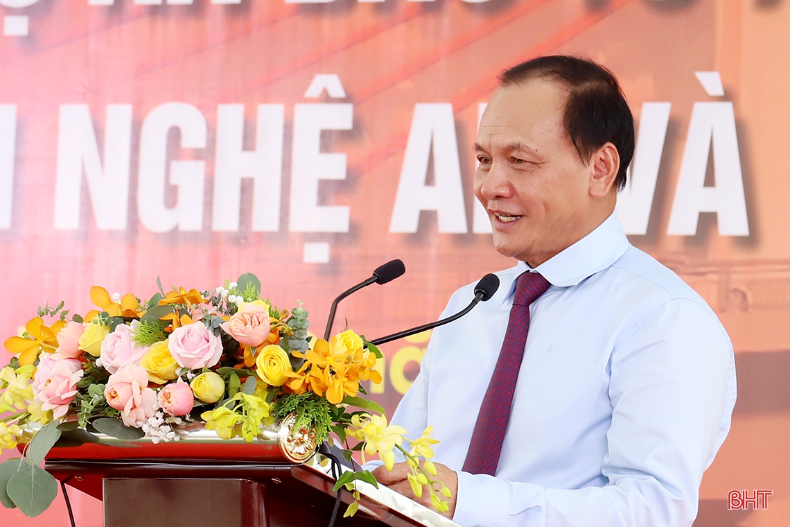 Hợp long cầu Cửa Hội bắc qua sông Lam, nối hai tỉnh Nghệ An - Hà Tĩnh