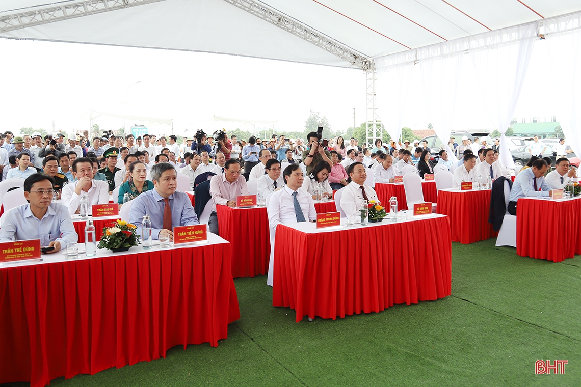 Hợp long cầu Cửa Hội bắc qua sông Lam, nối hai tỉnh Nghệ An - Hà Tĩnh