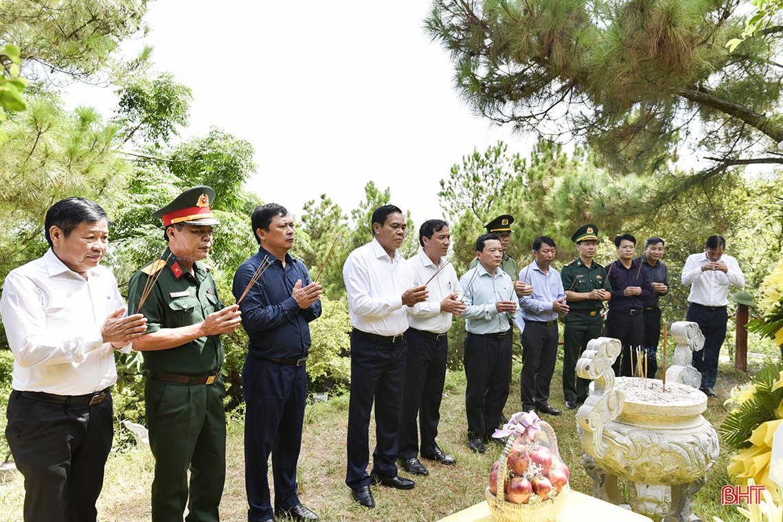 Lãnh đạo Hà Tĩnh dâng hương tưởng niệm các anh hùng liệt sỹ tại Nghĩa trang Trường Sơn, Đường 9