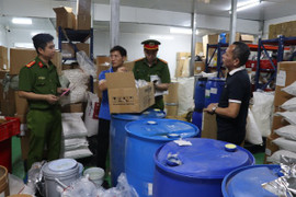 Khởi tố đường dây sản xuất thực phẩm chức năng giả quy mô lớn, bắt hai giám đốc