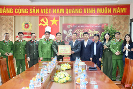 Chủ tịch UBND tỉnh động viên các đơn vị làm nhiệm vụ xuyên Tết