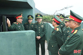 Trung tướng Lê Văn Hướng kiểm tra sẵn sàng chiến đấu, chúc Tết tại Hà Tĩnh