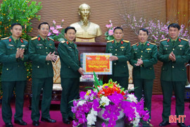 Chính ủy Quân khu 4 chúc Tết cán bộ, chiến sĩ LLVT Hà Tĩnh