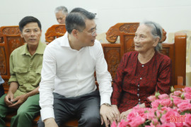 Trưởng ban Tổ chức Trung ương Lê Minh Hưng dâng hương tưởng niệm các cố Tổng Bí thư, thăm hỏi gia đình chính sách tại Hà Tĩnh