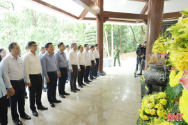 Đồng chí Lê Minh Hưng dâng hương địa chỉ đỏ, tặng quà gia đình chính sách