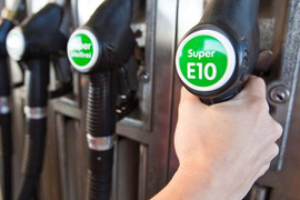 Bơm lẫn xăng E10 vào xe đang dùng xăng A92, A95 có hại không?