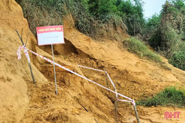 Bom lộ diện bên bờ sông Ngàn Sâu 