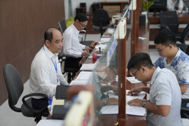 Bỏ giáng chức và hạ bậc lương với công chức