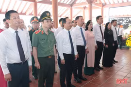Bí thư Tỉnh ủy và Chủ tịch UBND tỉnh dâng hương tại các nghĩa trang Trường Sơn, Đường 9