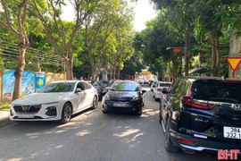 Lộn xộn dừng, đỗ xe trong ngõ nhỏ