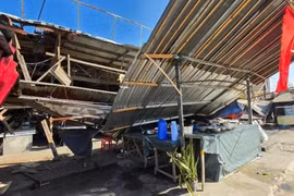 Nhà cửa đổ nát sau động đất rung chuyển Philippines