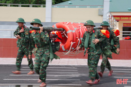 Chiến sỹ LLVT Hà Tĩnh xuất kích giúp dân phòng tránh bão